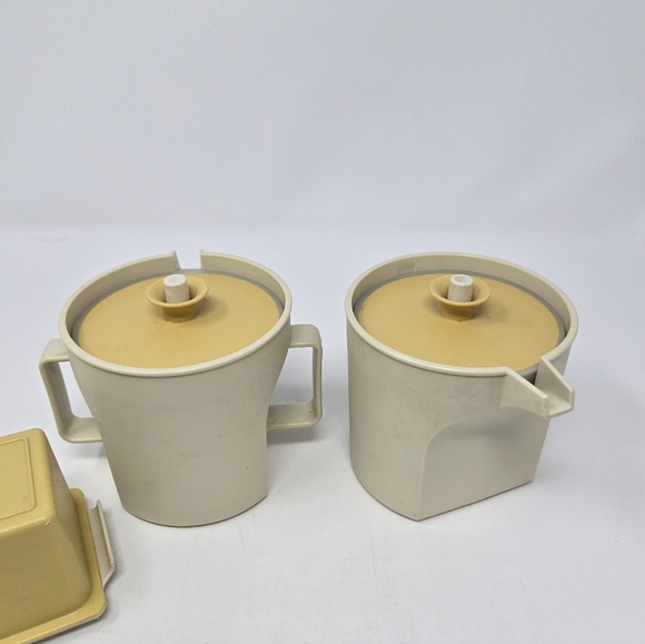 VINTAGE 1970S TUPPERWARE CREAM & SUGAR BUTTER SALT & PEPPER BEIGE HARVEST GOLD - Picture 2 of 16